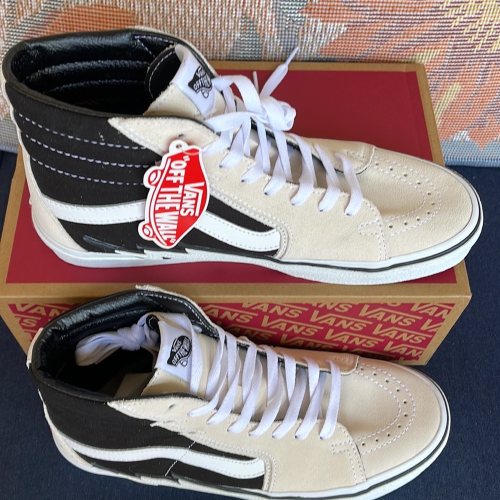 Vans Sk8-Hi Bolt
Antique White/Black
VNOA5JIVZHJ
WMNS sneakers - Picture 3 of 16